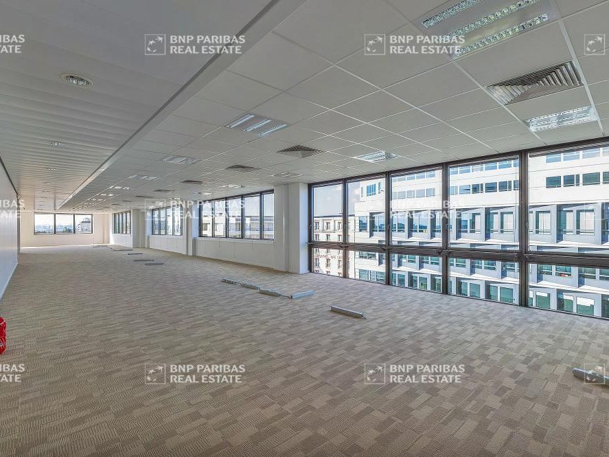 9293 m² pour ce bureaux en location à Antony