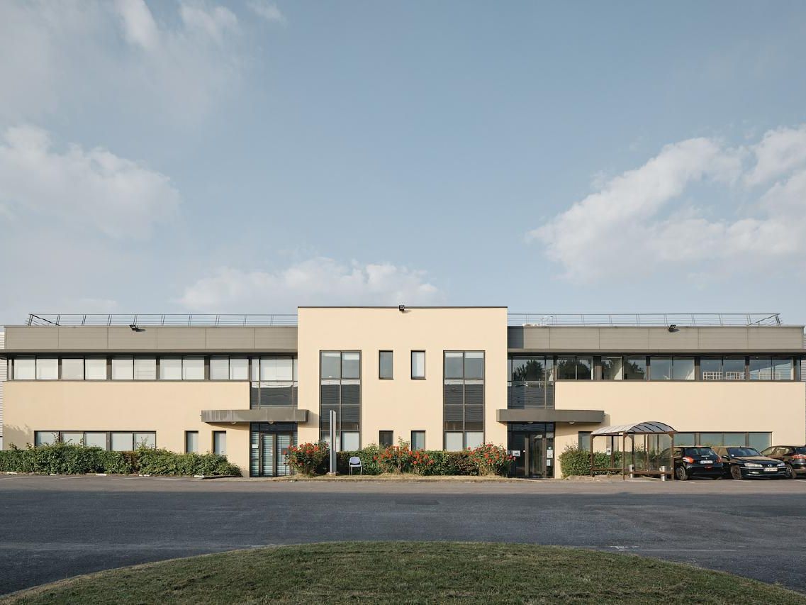 Location PME-PMI 2496 m² non divisibles 77990 Le mesnil-amelot