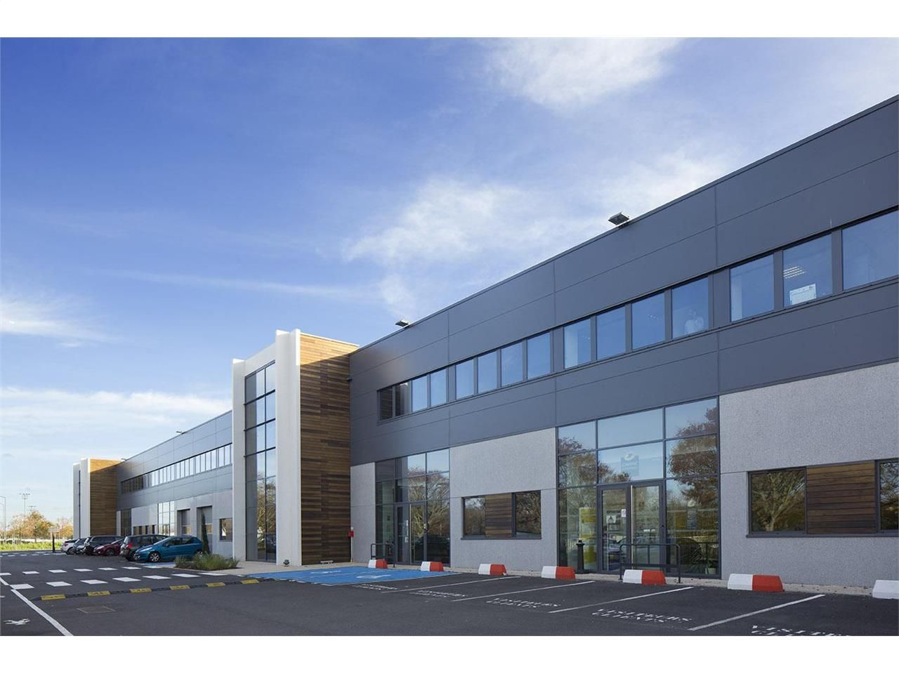 Location PME-PMI 1686 m² non divisibles 95800 Cergy