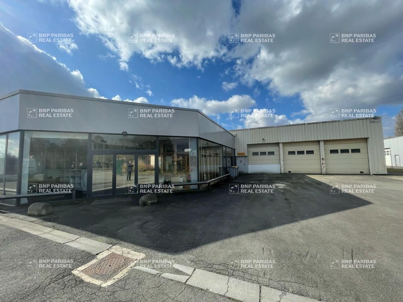 1350 m² pour ce activité en location à Leers