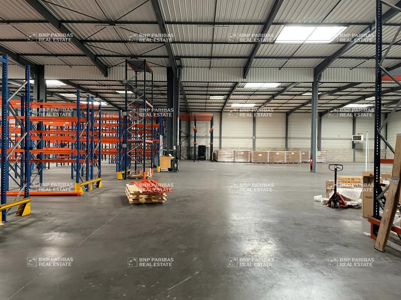 2700 m² pour ce activité en location à Saint-priest