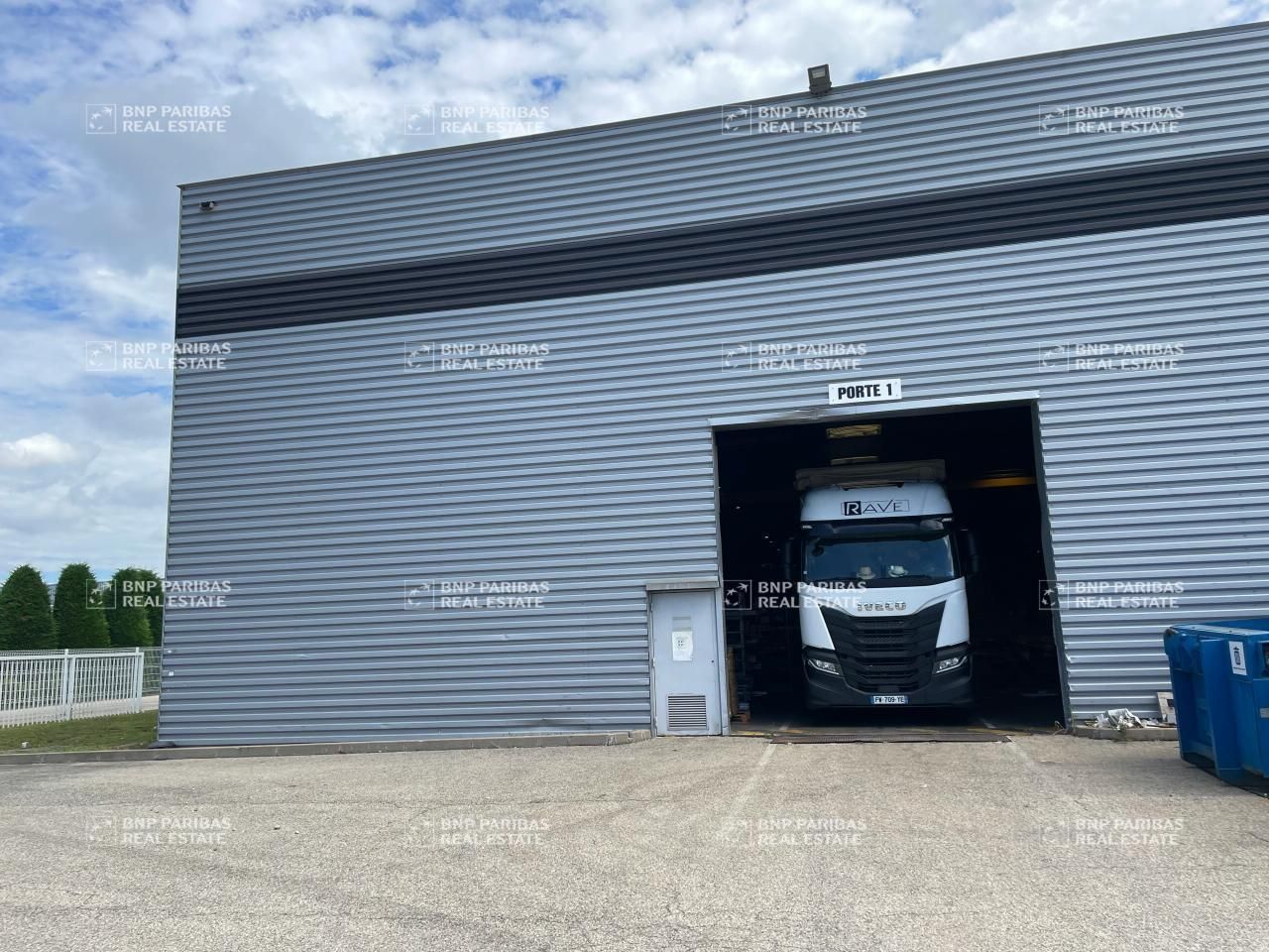 8831 m² pour ce activité en location à Mornant