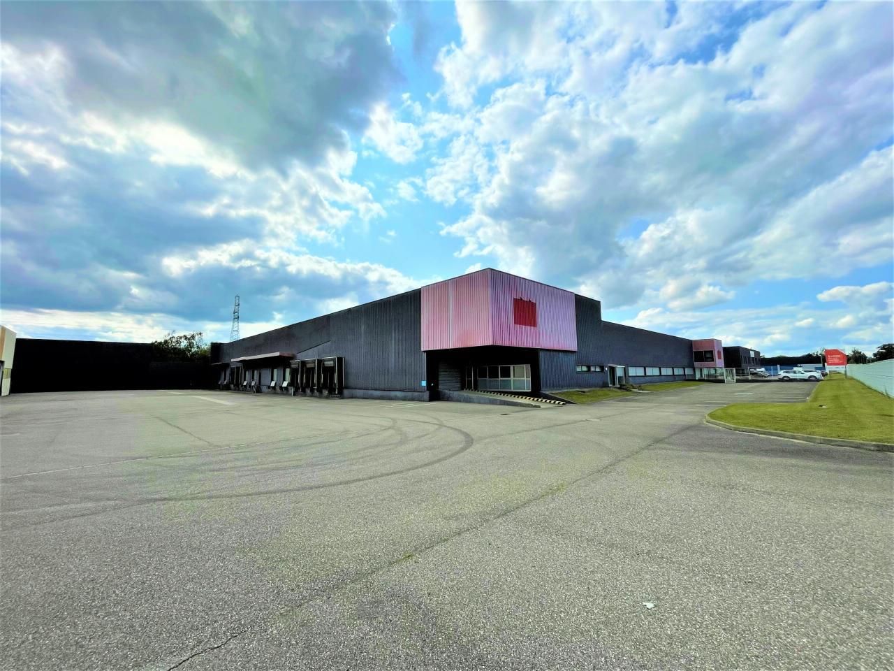 1644 m² pour cetentrepôts classe c en location à Illkirch-graffenstaden