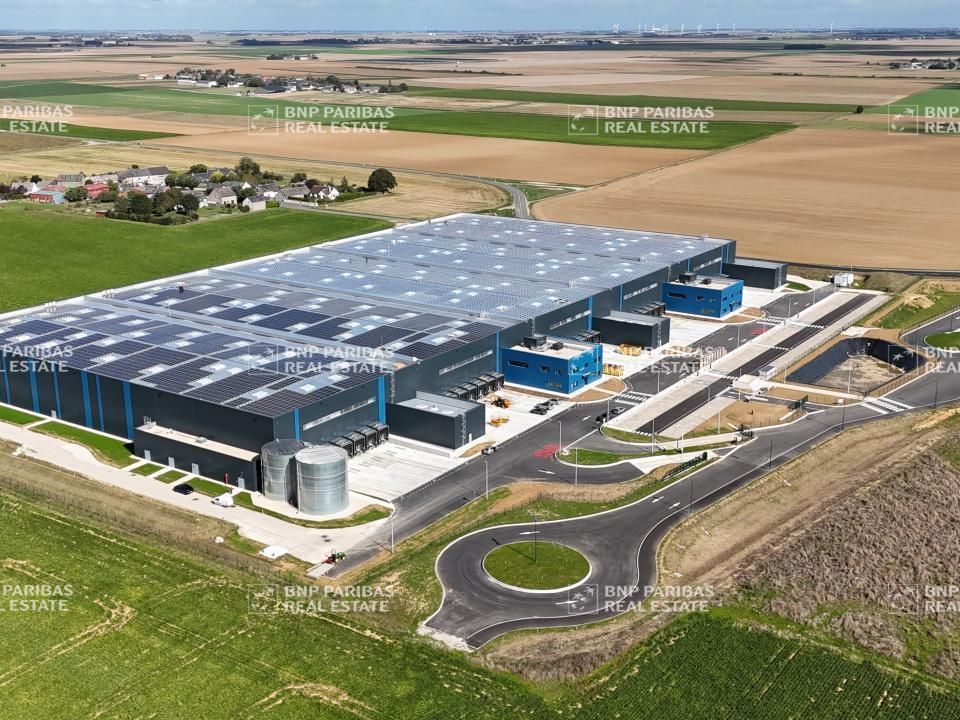 19039 m² pour cetentrepôts classe a en location à Toury