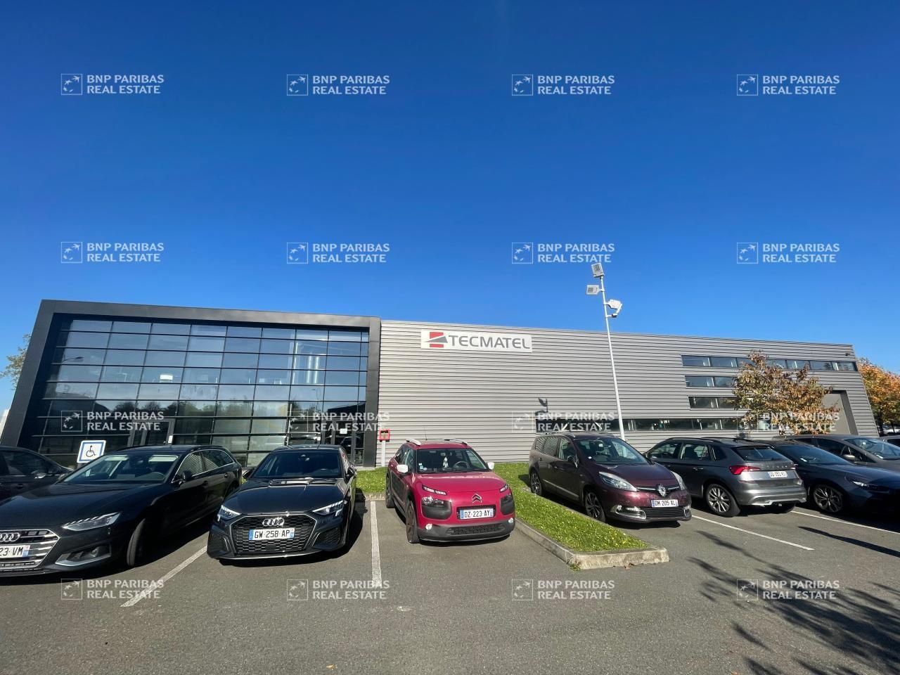 1715 m² pour ce activité en location à Élancourt