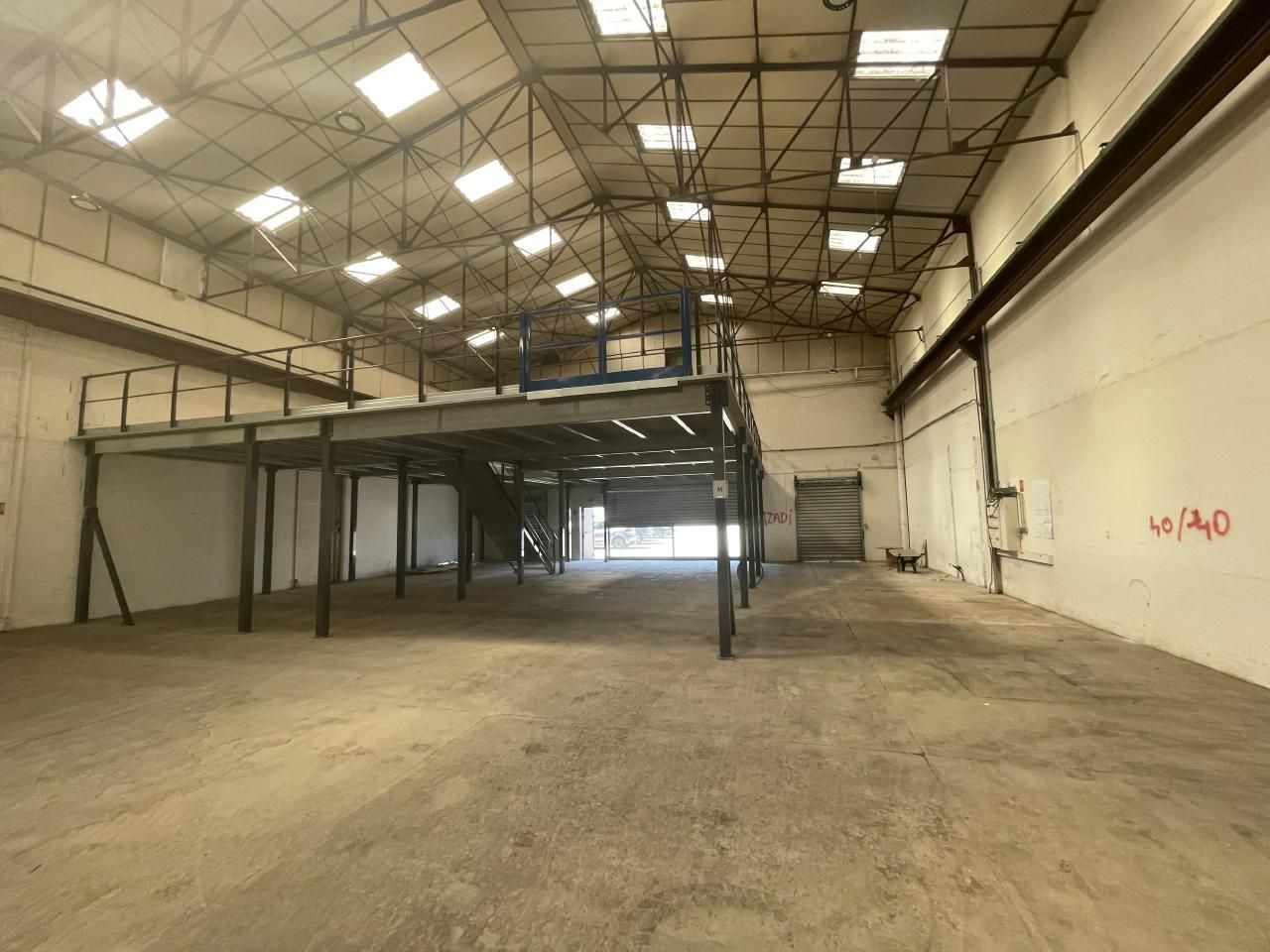 875 m² pour ce activité en location à Saint-genis-laval