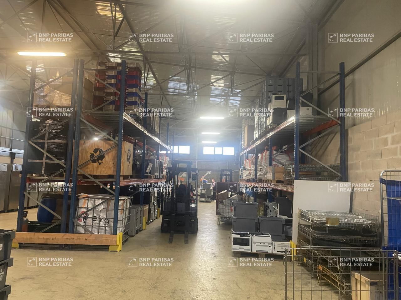 700 m² pour ce activité en location à Vitrolles