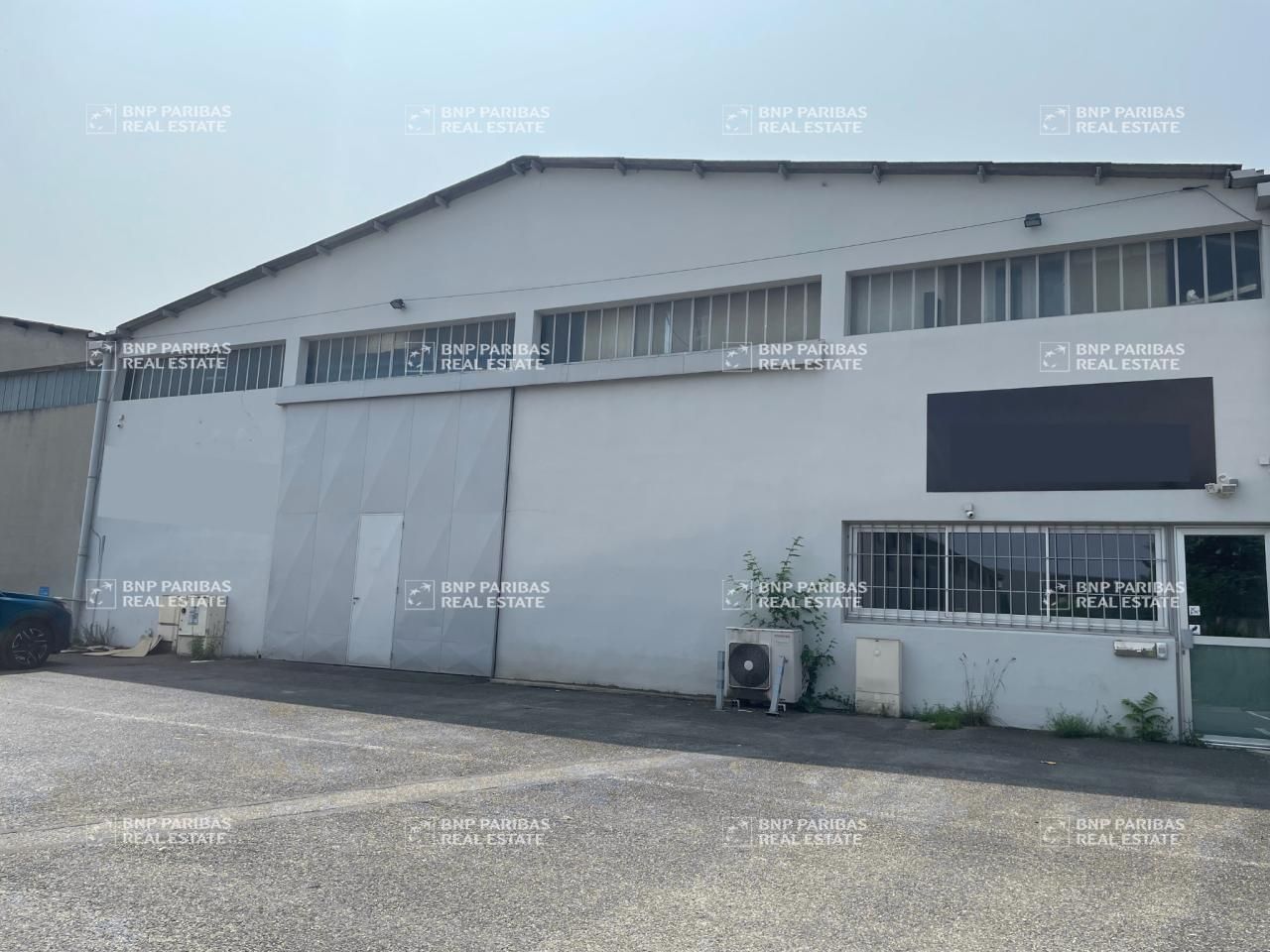 1000 m² pour ce activité en location à Décines-charpieu