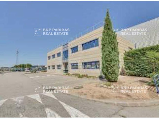 20461 m² pour cetentrepôts classe a en location à Salon-de-provence