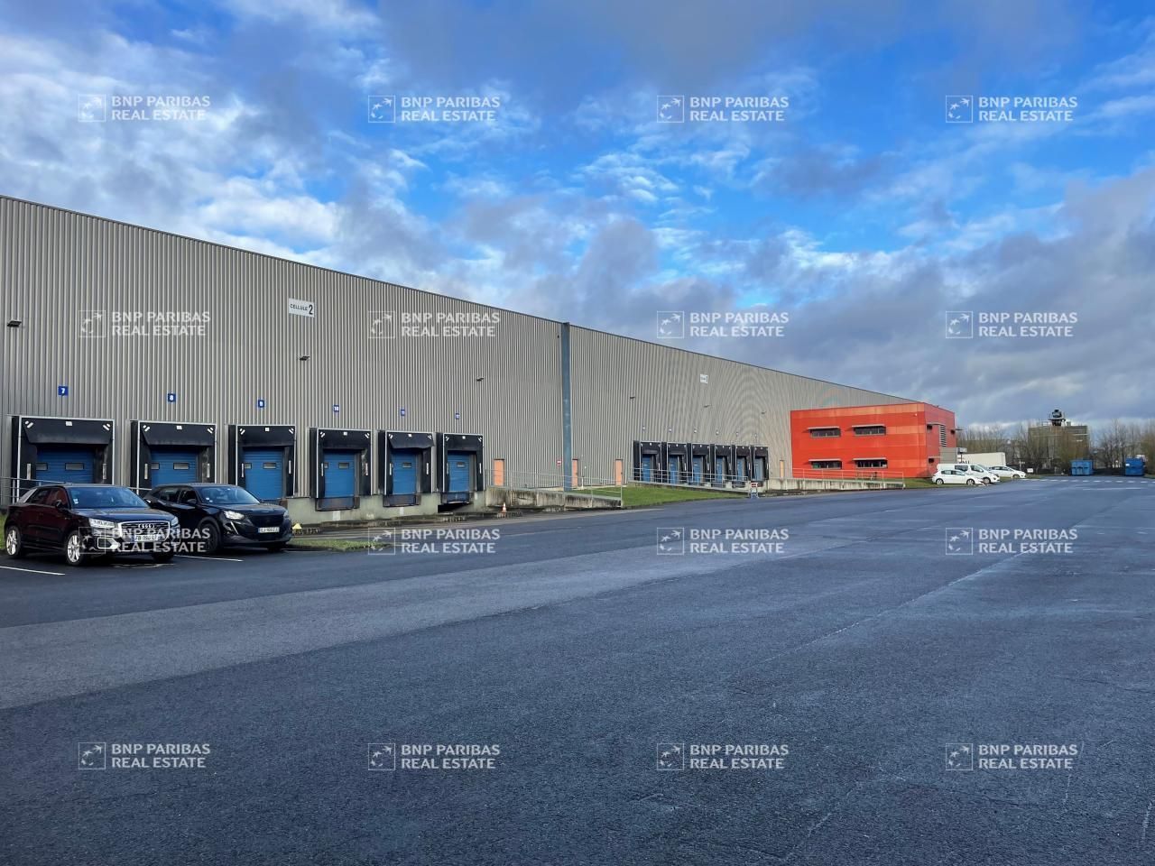 12120 m² pour cetentrepôts classe a en location à Sorigny