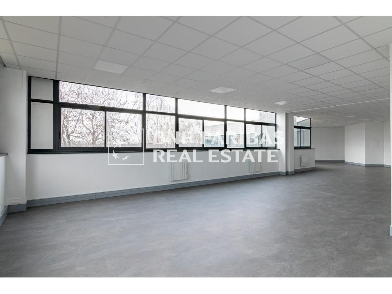 1061 m² pour ce pme-pmi en location à Saint-denis