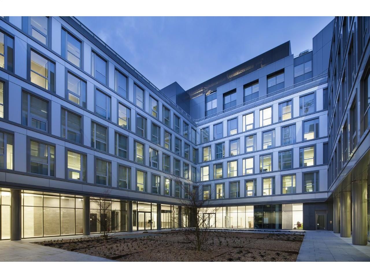 16850.4 m² pour ce bureaux en location à Saint-denis