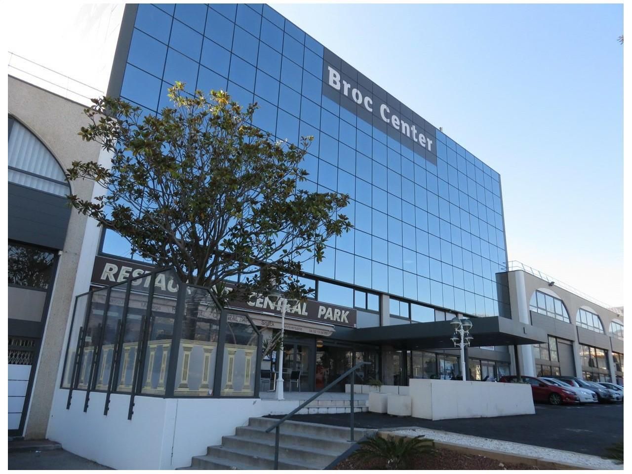 Location Bureaux 316.7 m² divisibles 06510 Carros