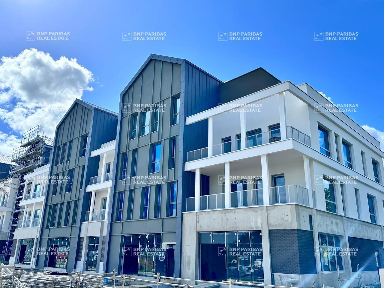 Vente Bureaux 299.7 m² divisibles 77700 Serris