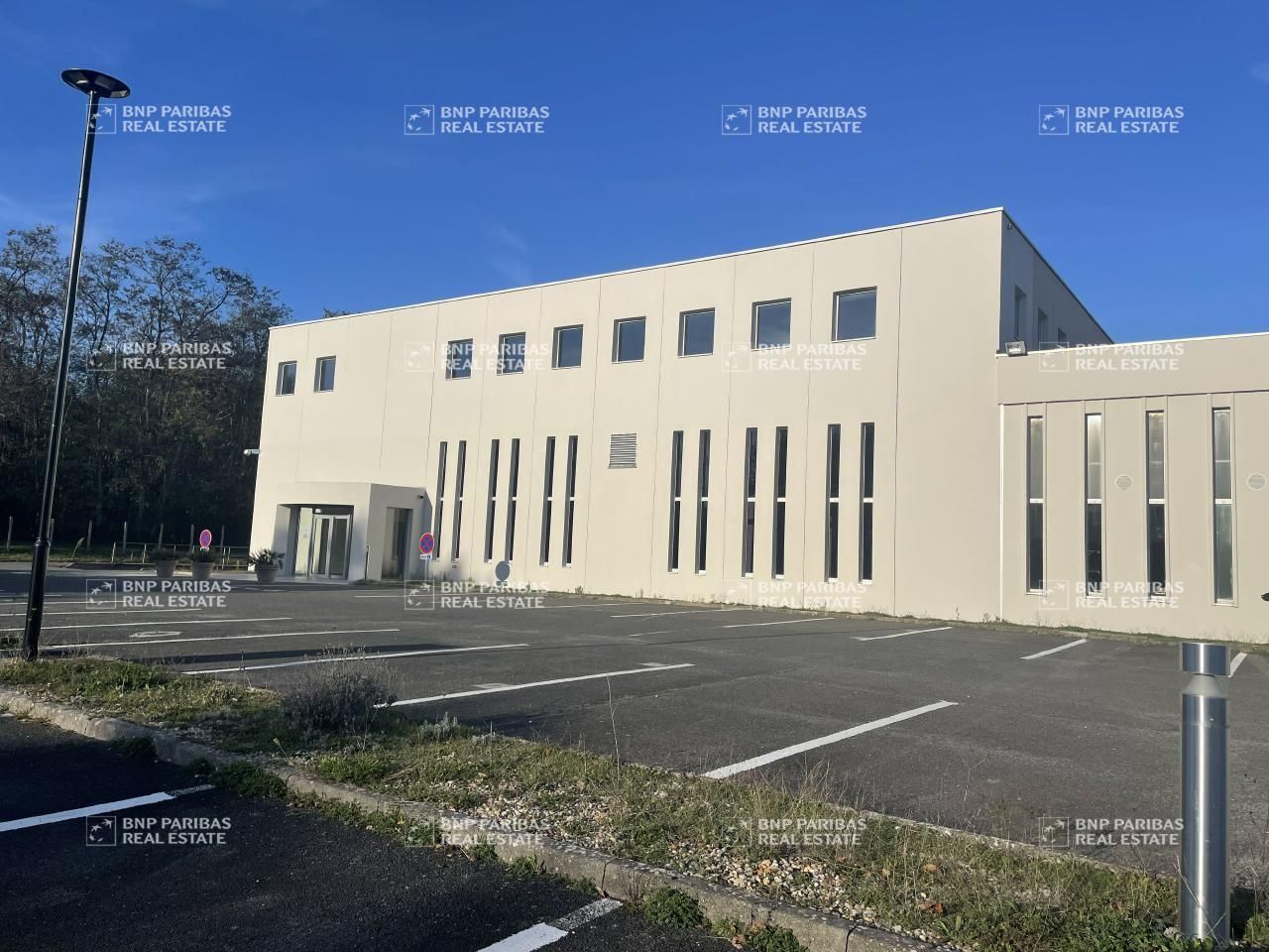 82 m² pour ce bureaux en location à Saint cyr en val