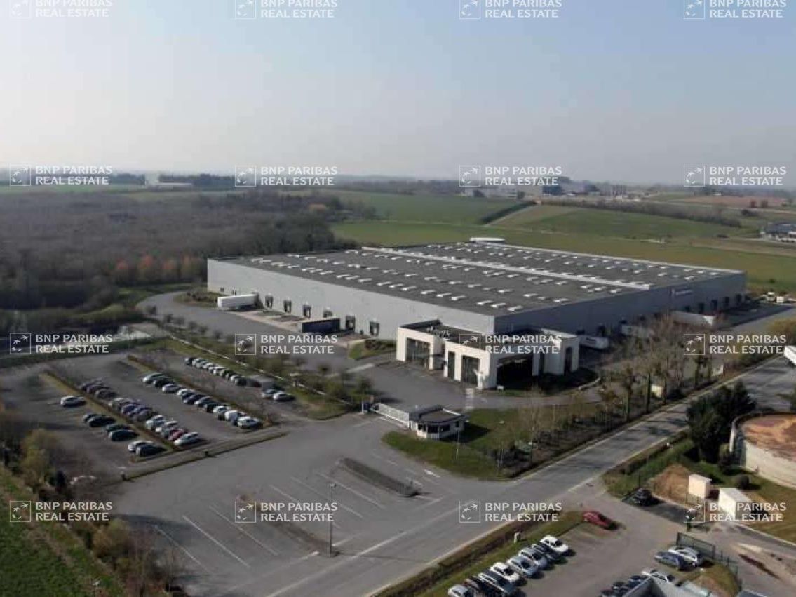 4835 m² pour cetentrepôts classe a en location à Châteaubourg