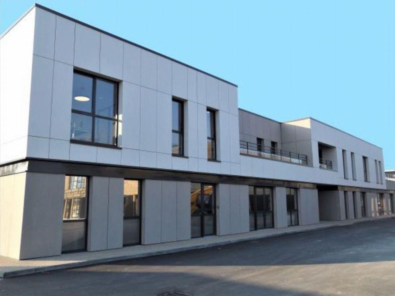 1984.31 m² pour ce activité en location à Limas