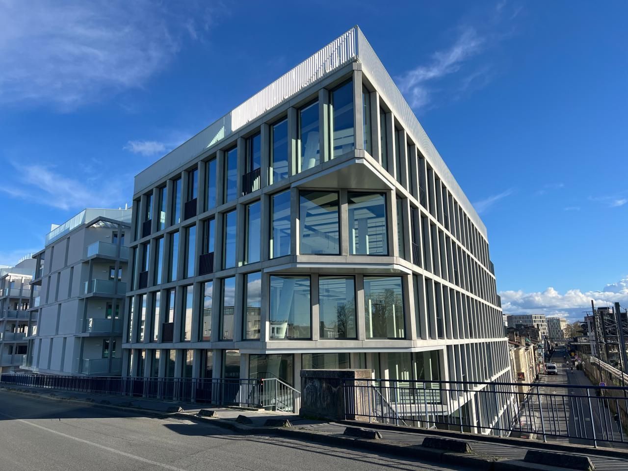 Location Bureaux 3716.36 m² divisibles 33800 Bordeaux