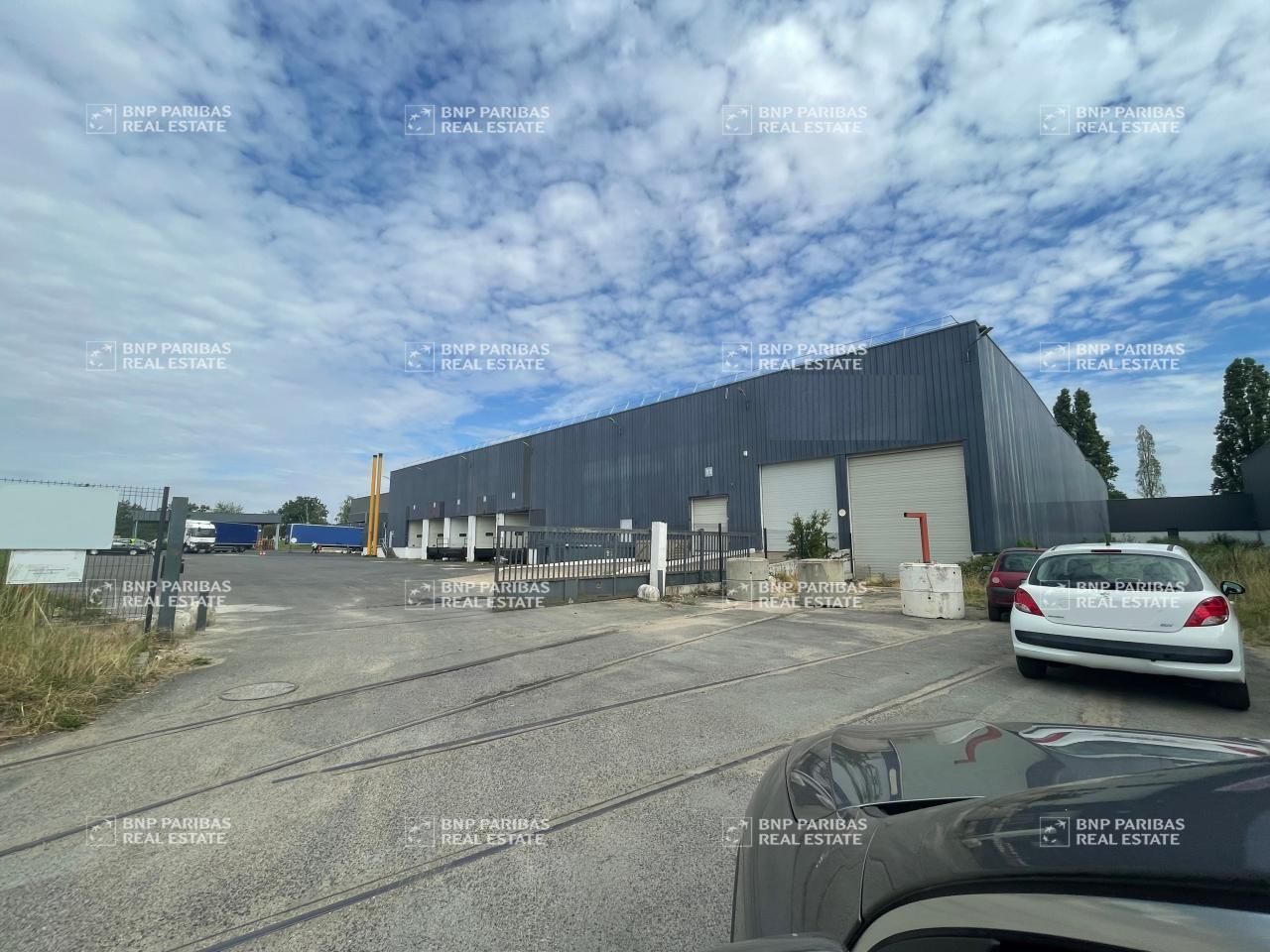 10196.4 m² pour cetentrepôts classe b en location à Fleury-les-aubrais