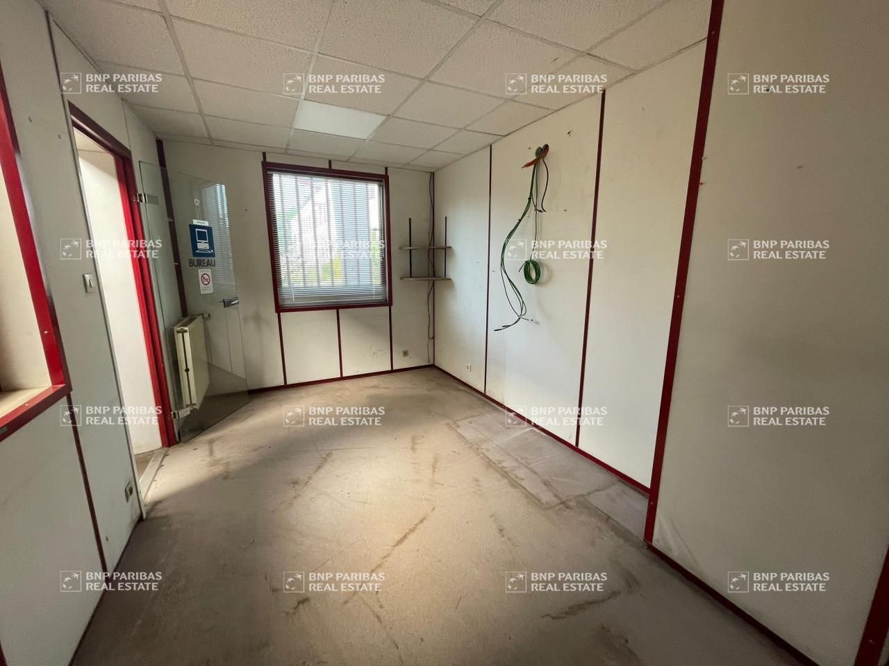2078 m² pour ce activité en location à Croix
