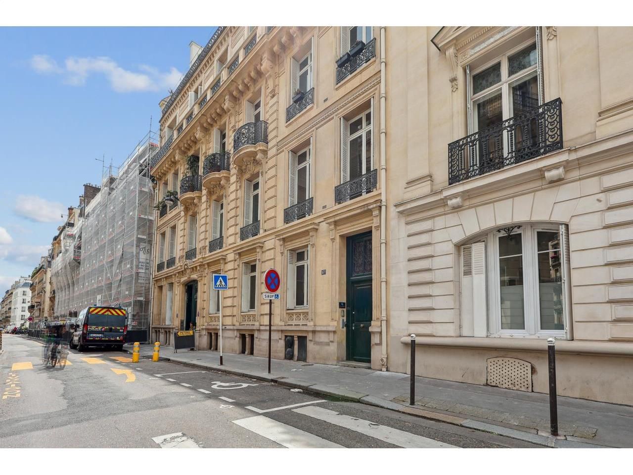 324.8 m² pour ce bureaux en location à Paris