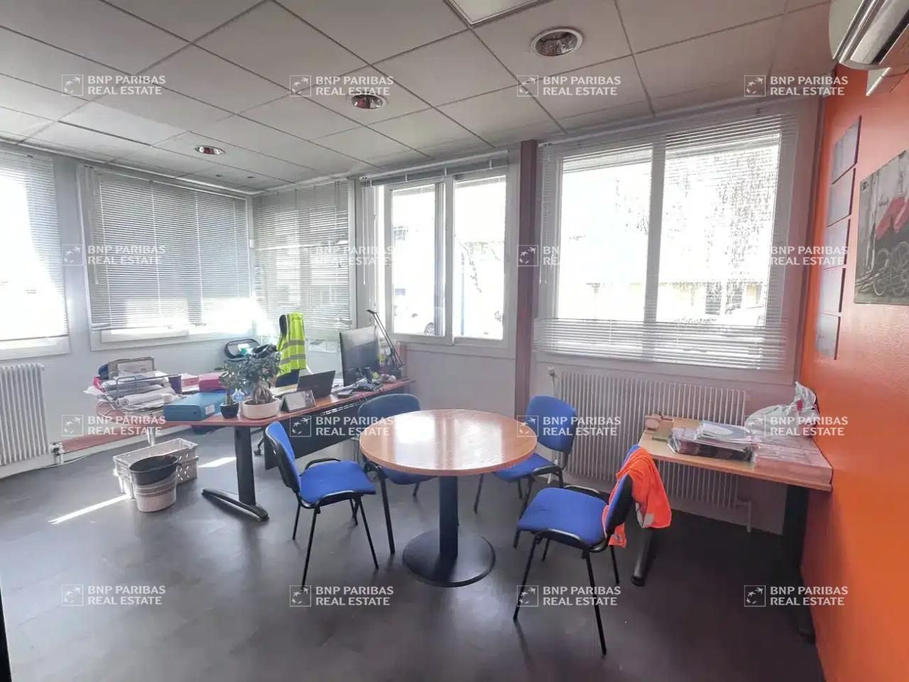 799 m² pour ce bureaux en location à Ingre