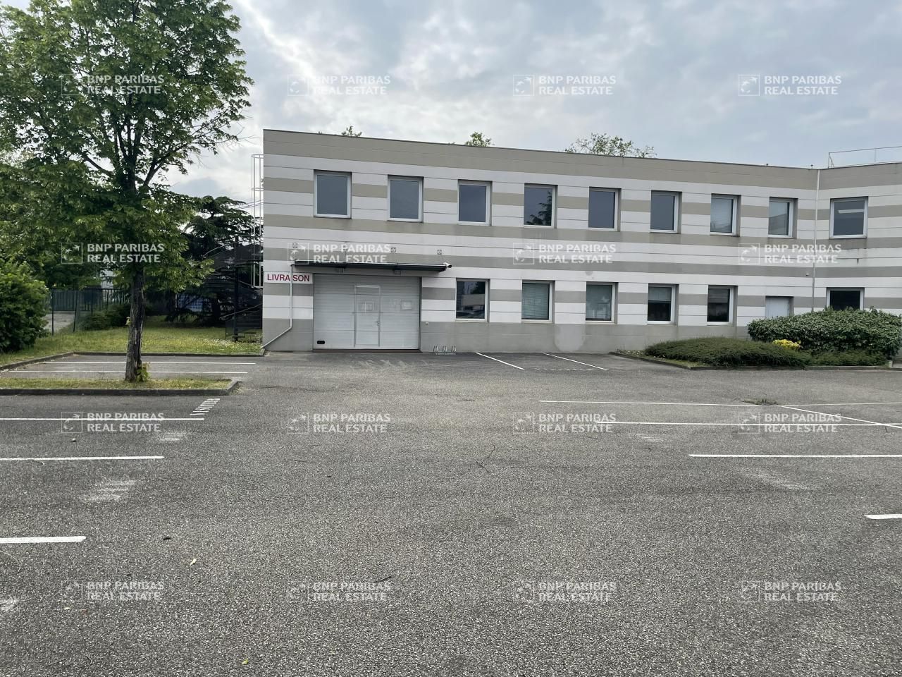 1690 m² pour ce activité en location à Décines-charpieu