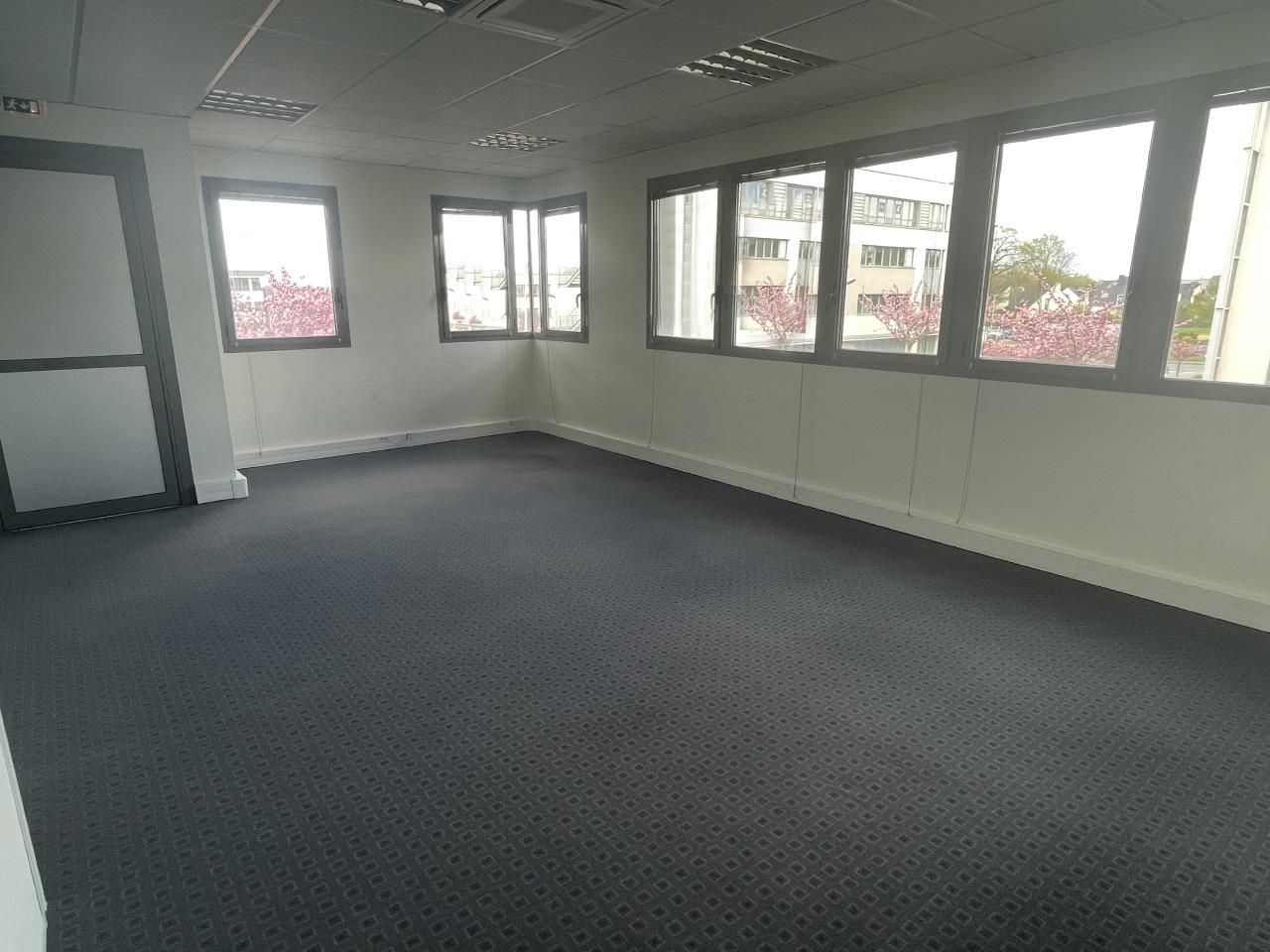 250.27 m² pour ce bureaux en location à Saint-grégoire