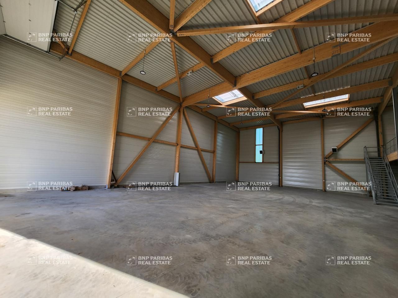 Location PME-PMI 699.8 m² non divisibles 77181 Courtry