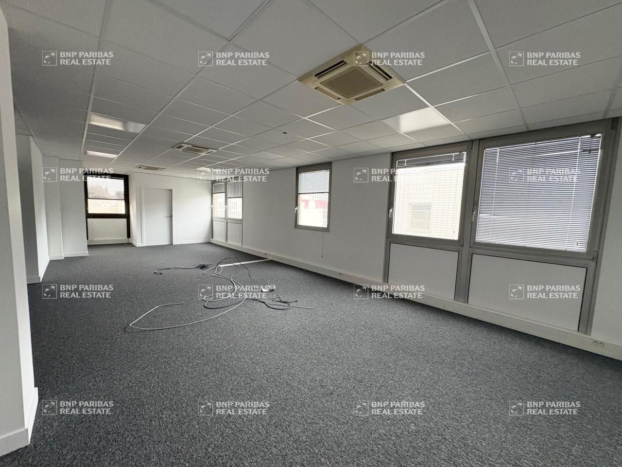 Location Bureaux 300 m² non divisibles 78180 Montigny le bretonneux