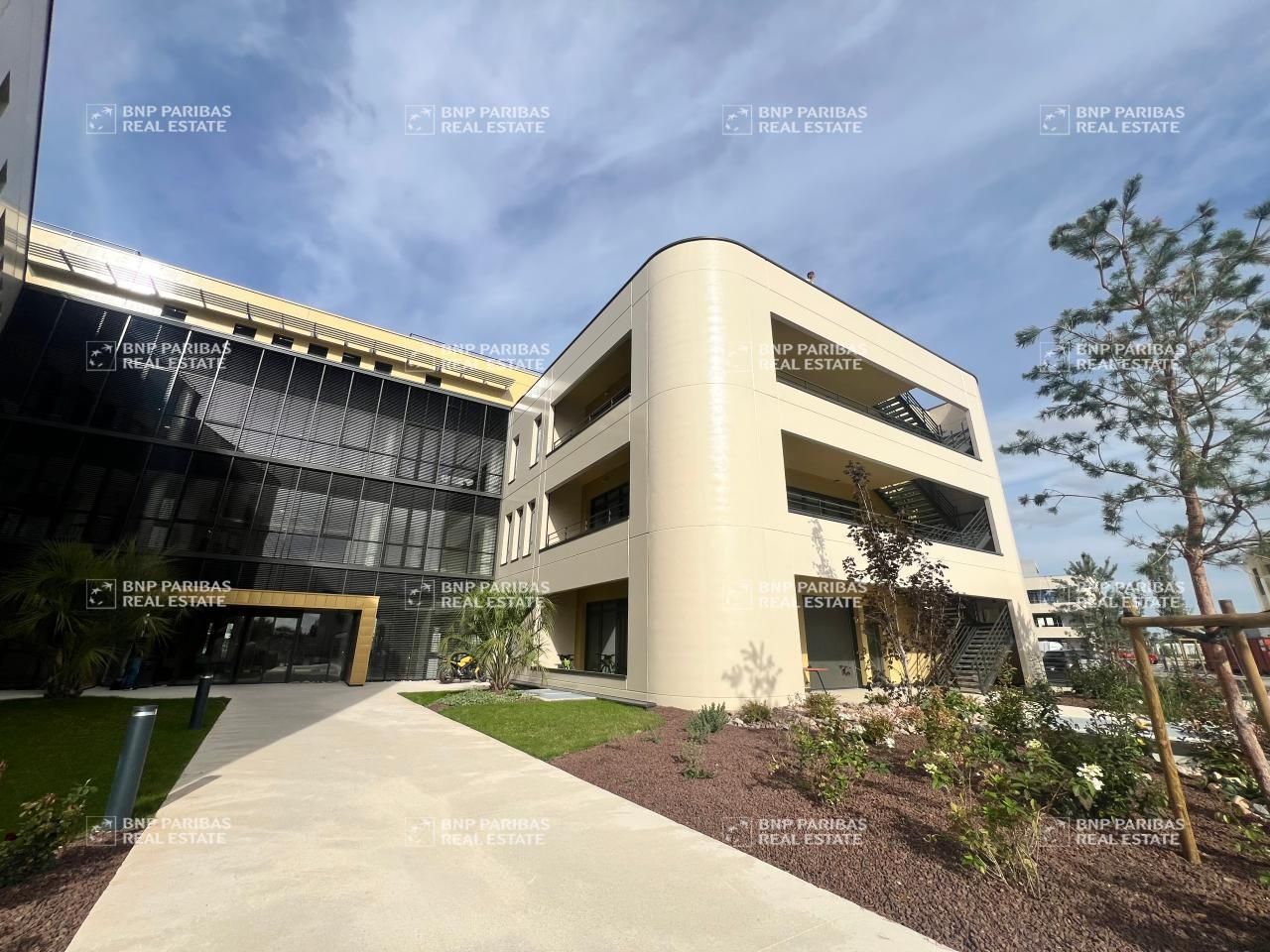 3740 m² pour ce bureaux en location à Genas