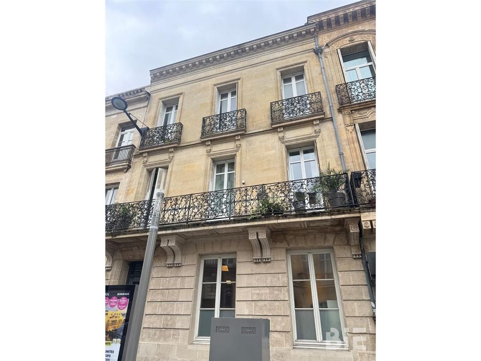 Au sein d'un bel immeuble en pierre donnant sur l
