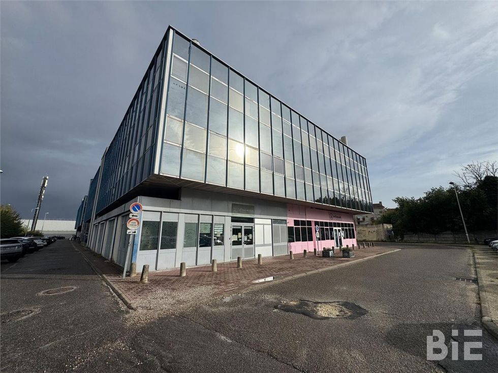 Situé à proximité de la sortie 9 de la rocade, en