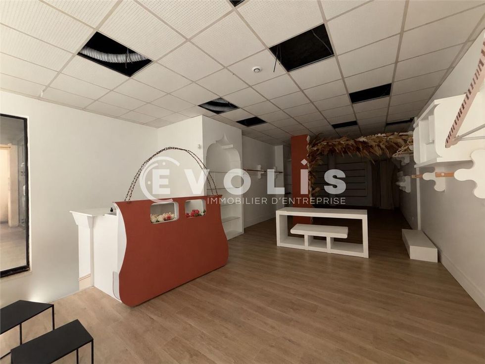 LOCATION / ACHAT - LOCAL COMMERCIAL - 148 m² envi