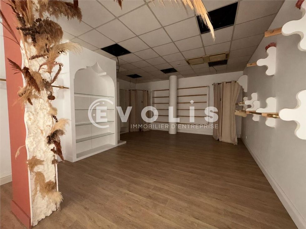 LOCATION / ACHAT - LOCAL COMMERCIAL - 148 m² envi