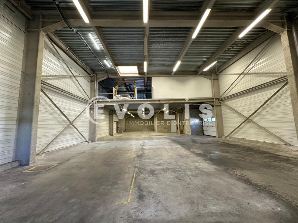 EVOLIS vous propose à la location 725 m² de locau
