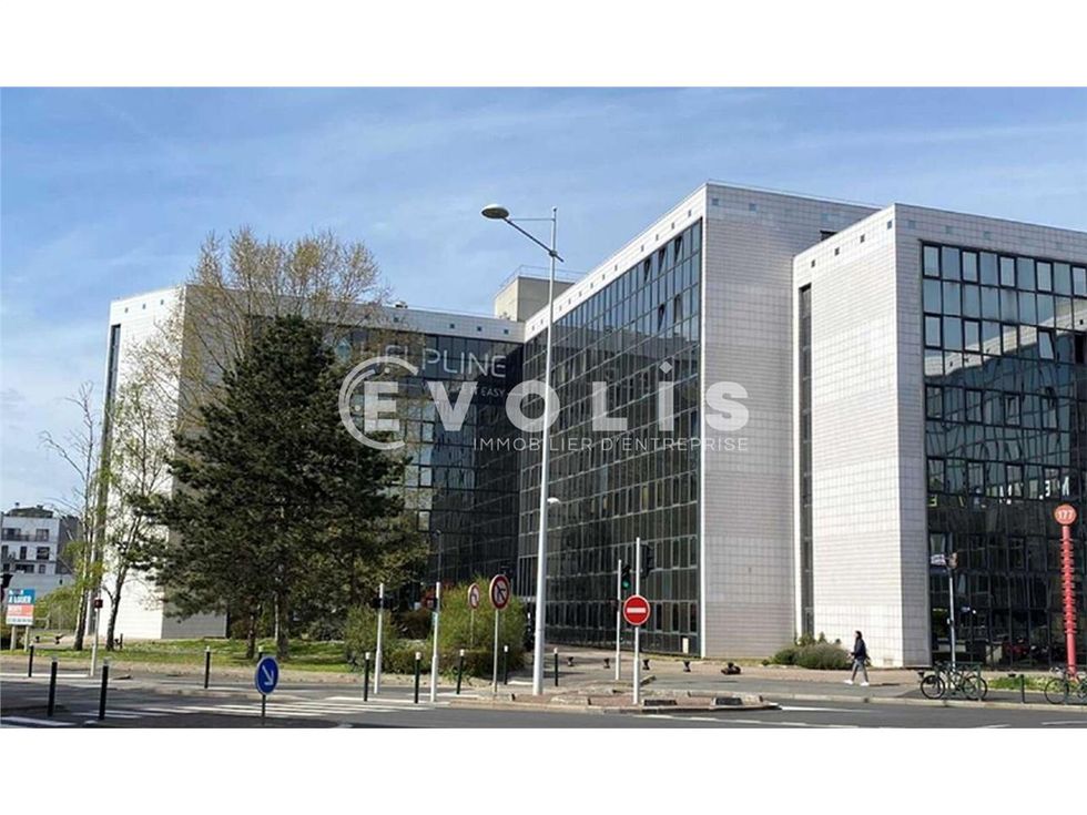 EVOLIS vous propose à la vente 744 m² divisibles
