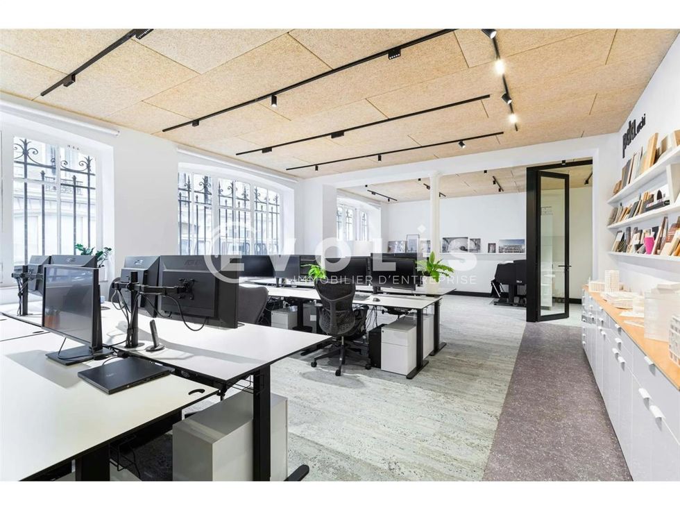 Bureaux d'exception à louer à Paris, offrant un e