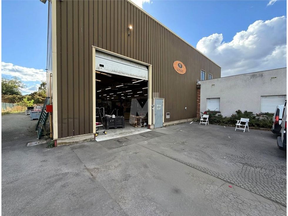 Sur un foncier de 2 359 m², nous vous proposons à