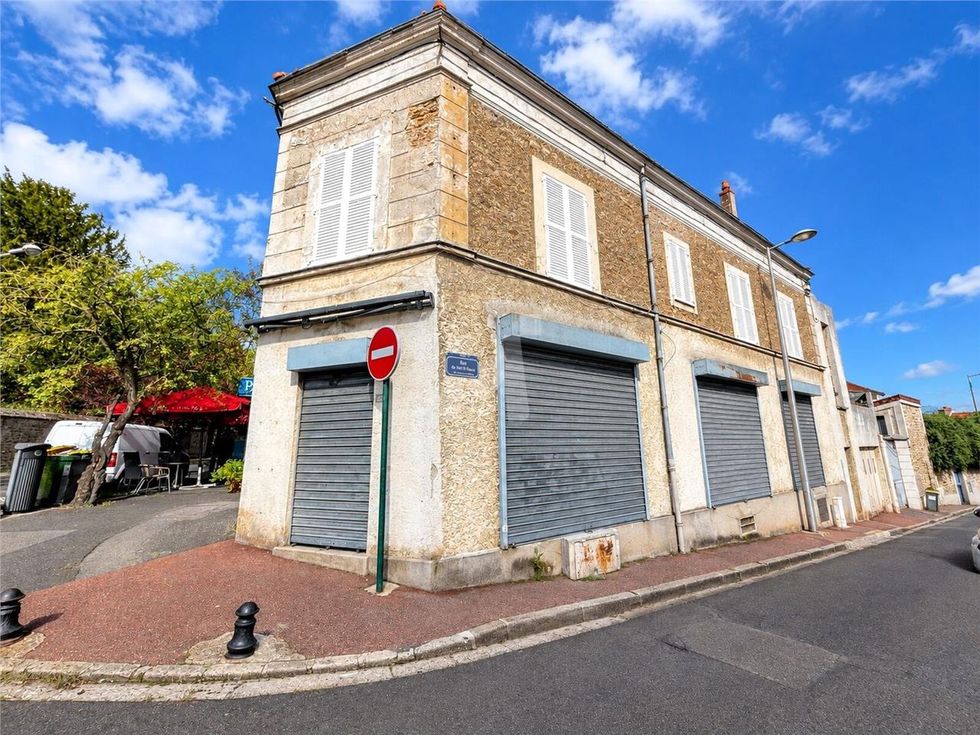 Situé sur un axe piéton vers la gare d'Evry Val d