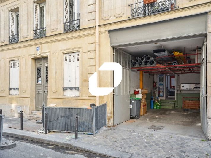 Dans le secteur des Batignolles, et au pied du mé