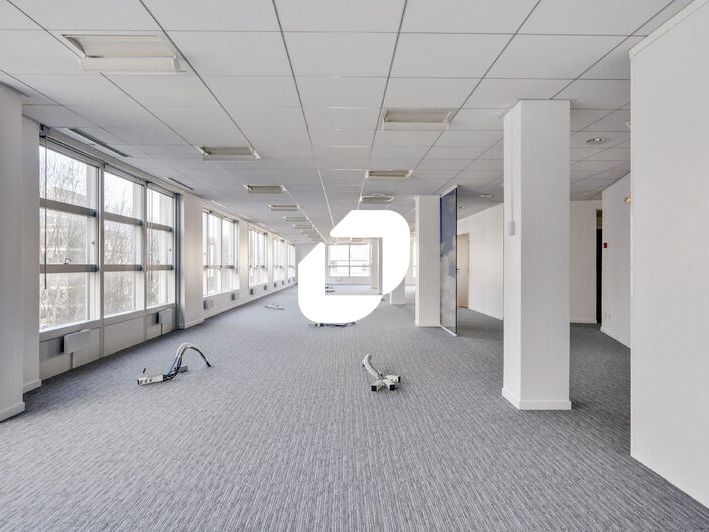 Dans un immeuble récent, au pied du pôle Pleyel,