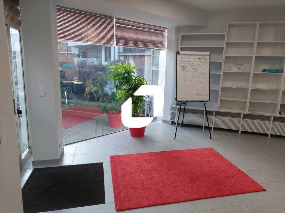 Idéalement situés, dans le centre de Meudon, IMMP