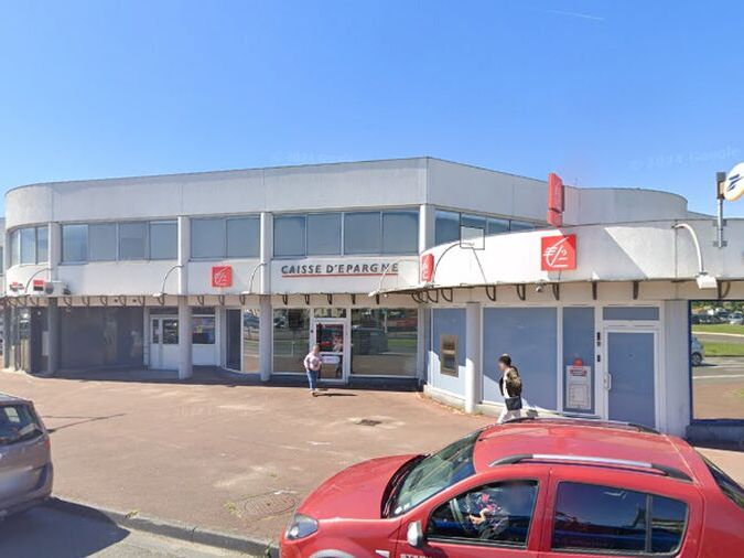 Situé à MERIGNAC sur la place Mondésir, à deux pa