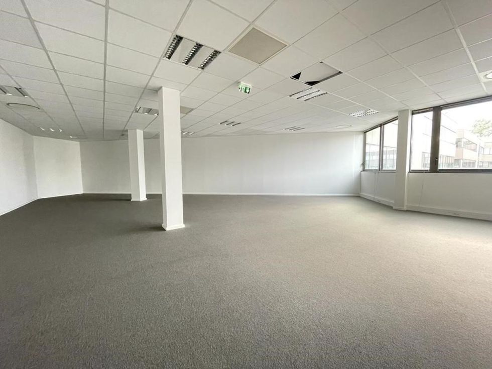 327 m² pour ce bureaux en location à Pessac