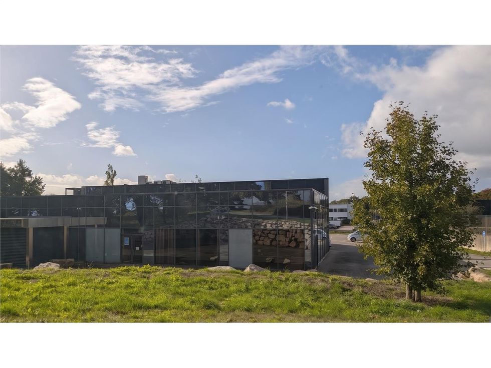 Découvrez à THEIX NOYALO ce local commercial à lo