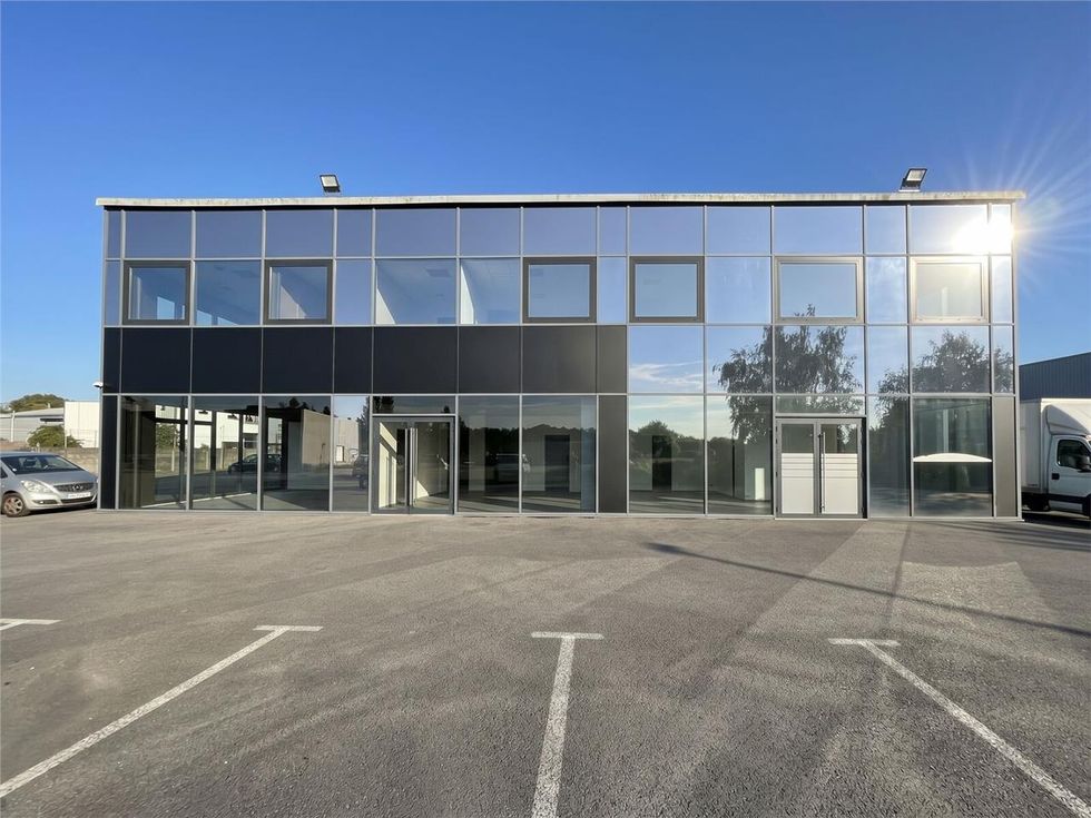 Découvrez à THEIX NOYALO ce local commercial à lo