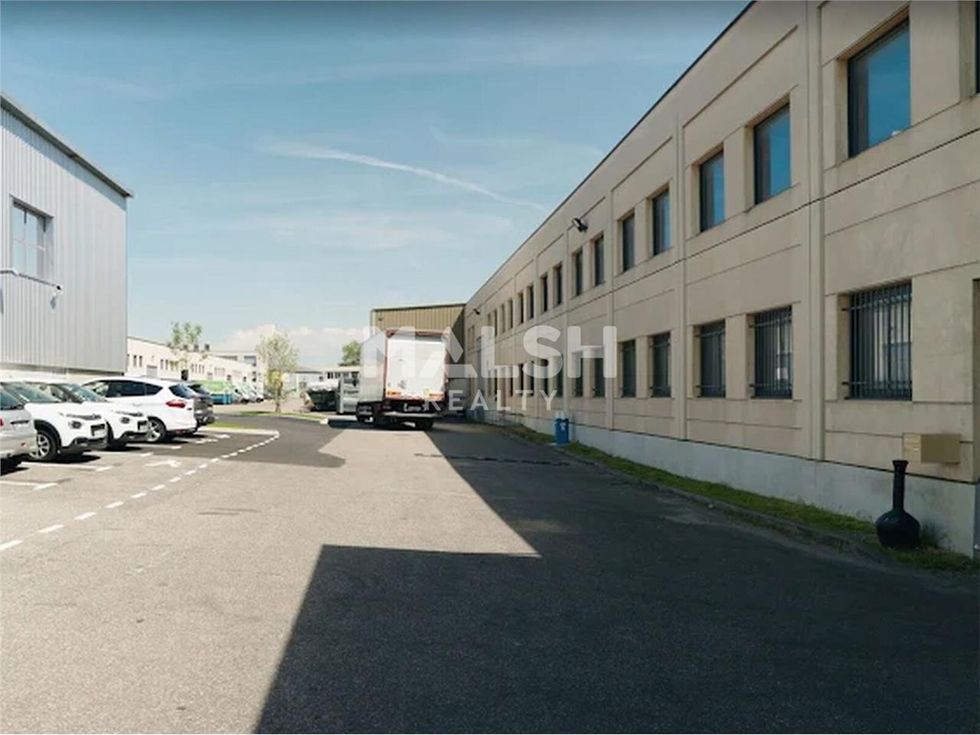 Au sein d'un parc d'activités clos dans la ZI Mi-