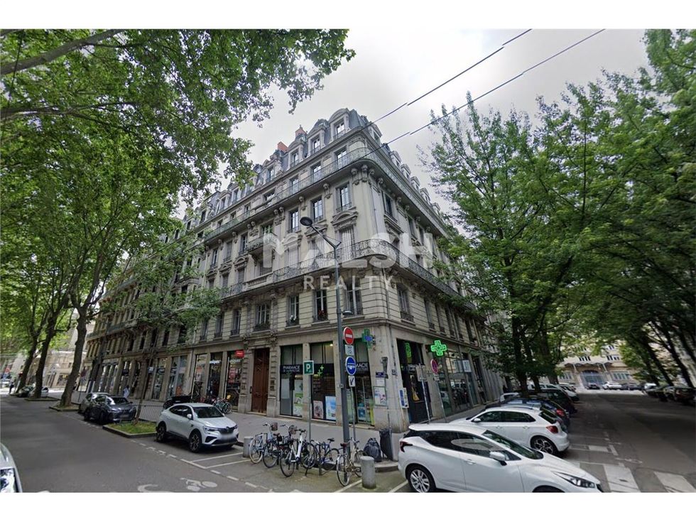 Nous vous proposons à la location un local commer