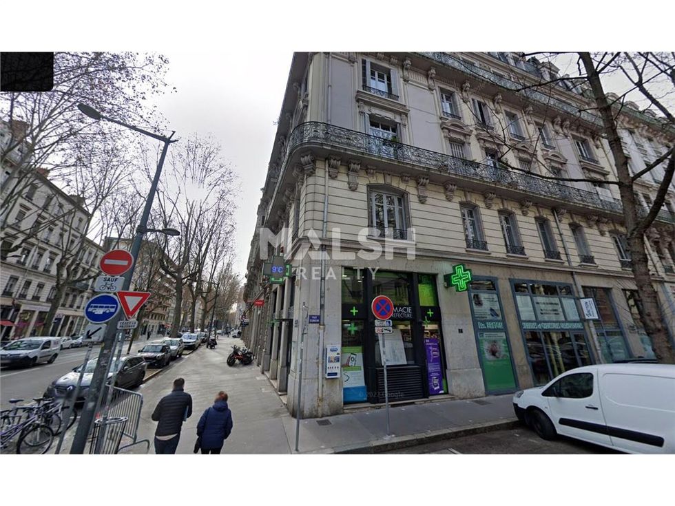 Nous vous proposons à la location un local commer